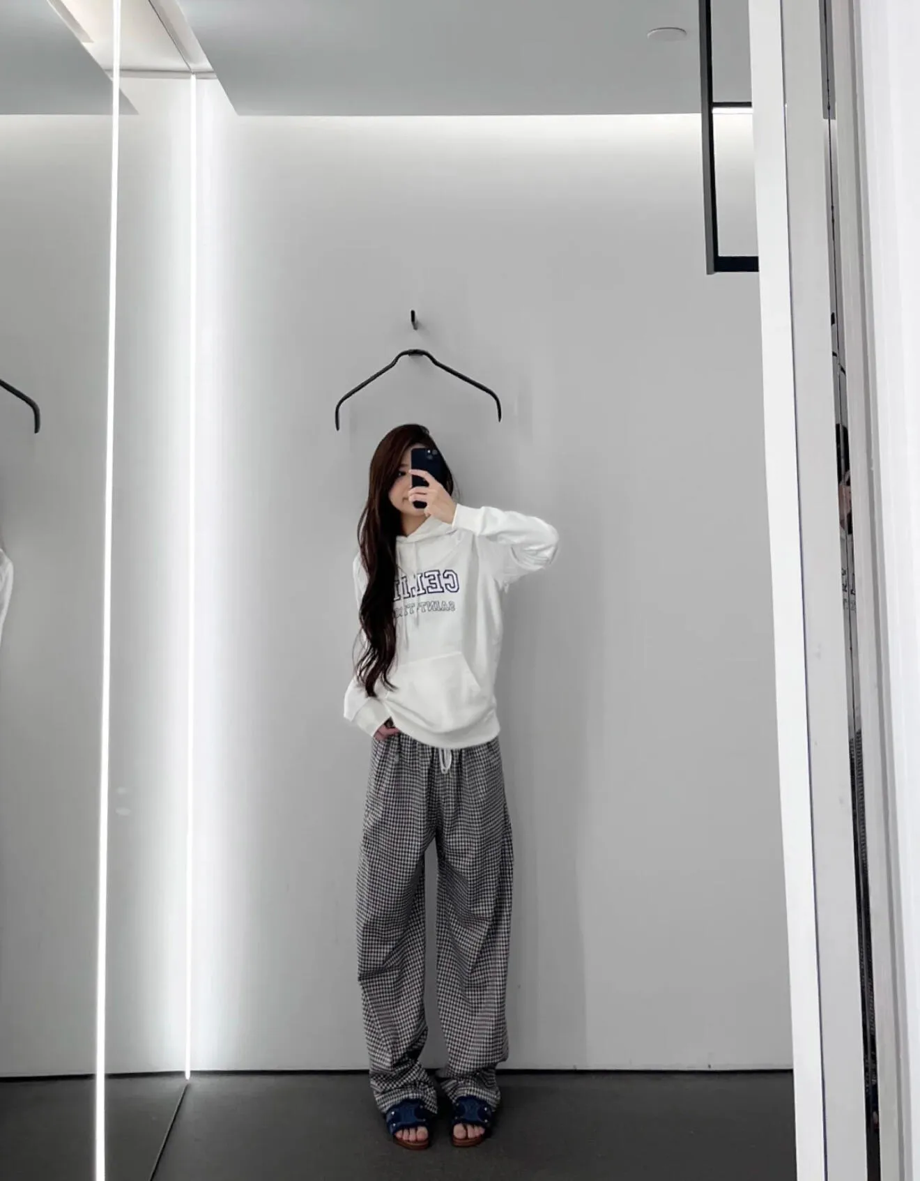 240💰 (women's style) Celine, a luxury brand from France, expresses the fashion industry's connection between culture and sports, represents a new lifestyle, and has won the favor of trendy high-end people with its excellent quality and outstanding style.  2025 new CELINE SAINT-TROPEZ resort-style sports and casual hooded sweatshirt, casual and loose tailoring, gender-neutral, very representative milky white color, inspired by Saint-Tropez, the famous seaside resort in southern France, promotes an exclusive cultural atmosphere, eye-catching and large CELINE word mother, below are the small letters SAINT-TROPEZ, which are all made of dark blue flocking technology. The letters are printed in a hollow shape and given an old and dilapidated effect. The retro atmosphere comes to the face, integrating nautical style and leisure vacation style, creating a hooded sweater that is both luxurious and trendy. 430g cotton terry, custom made in white, size SML 160cm or so, weight 80-100 jins S 165cm or so, weight 100-120 jins M 170cm or so, weight 120-140 jins L